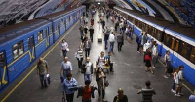В Киеве поступил звонок о минировании двух станций метрополитена