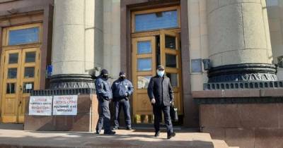 В полицию поступило сообщение о минировании здания Харьковской ОГА (видео, фото)
