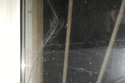 Рязанская УК заклеила скотчем разбитые окна и трубы в подъезде