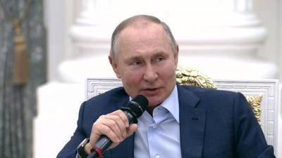 Путин: во время пандемии особенно порадовала работа волонтеров и помощь бизнеса
