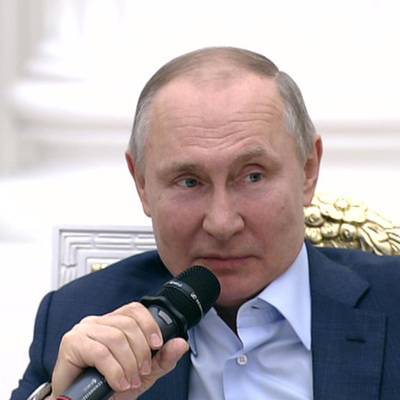 Путин: пандемия отступает, но вызовов ещё много
