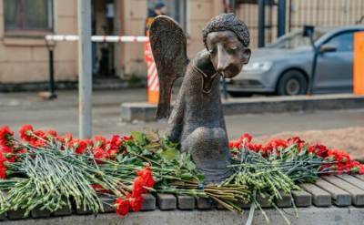 Памятник медикам, которые погибли от коронавируса, открыли в Петербурге