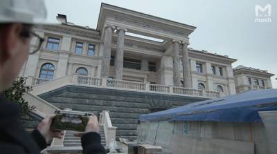 "Это выглядит как еще один дворец, так что приеду" - Путин пошутил на встрече с волонтерами