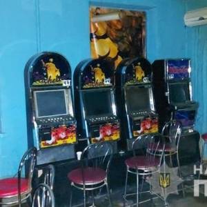 В Токмаке обнаружили подпольный зал игровых автоматов. Фото