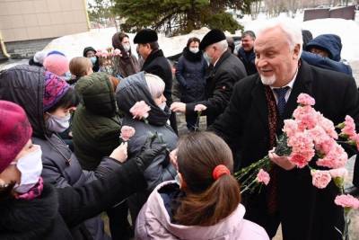 Евгений Матушкин поздравил сотрудниц Дома ребёнка с 8 марта