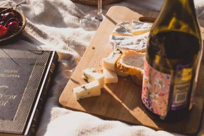 Ученые узнали, почему вино вкуснее с сыром или мясом