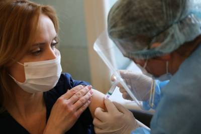 Во Львове продолжают вакцинировать медиков: 340 медработников уже получили прививки