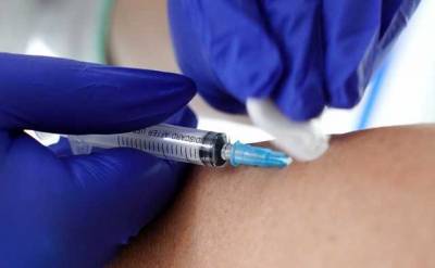 В Україні першою дозою COVID-вакцини прищепили майже 10 тисяч осіб