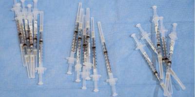 Вакцинация от COVID-19 в Украине: более 100 человек сообщили о побочных эффектах, один попал в больницу