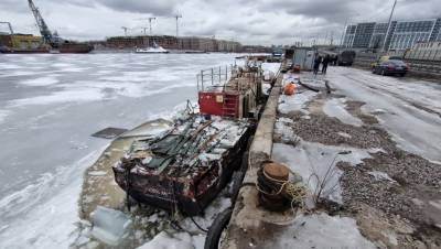 На набережной Макарова начало тонуть маломерное судно