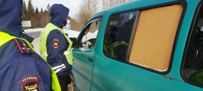 В Карелии маршрутчик-нелегал возил пассажиров в автобусе без стекла