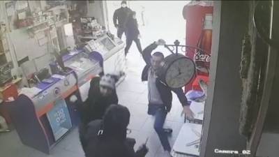 Видео: в Ашкелоне владельцы магазина едва не убили недовольного покупателя