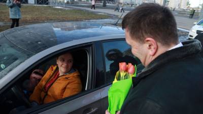 Цветы вручили женщинам-водителям в Петербурге.
