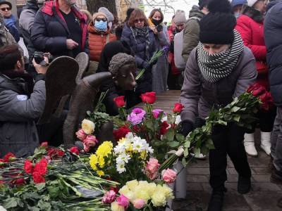 Как прошло «народное» открытие памятника погибшим от COVID-19 медикам. Фоторепортаж Znak.com