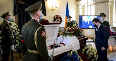 Зеленский пришел на прощание с первым главой МИД Украины (ФОТО)