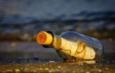 В Британии случайно нашли послание в бутылке, которое плавало в море 60 лет