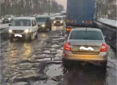 Украинские водители получают штрафы из-за ям на дороге
