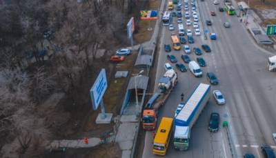 В Днепре авария заблокировала крупную дорожную артерию города: автобус столкнулся с фурой