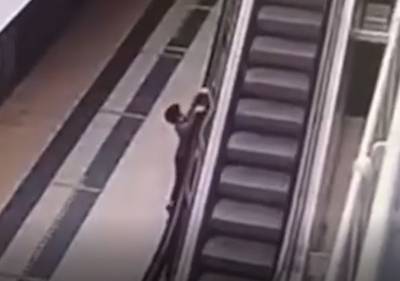Видео: 4-летний мальчик зацепился за эскалатор и упал со второго этажа в Москве