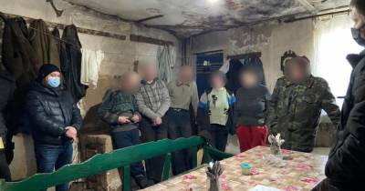 На Харьковщине мужчина якобы держал семь человек в рабстве (фото, видео)