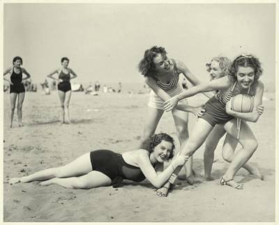 До того, как придумали бикини: в чем плавали женщины в 30-х годах – фото