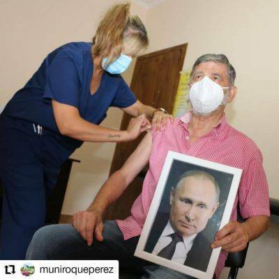 Мэр аргентинского города вакцинировался «Спутник V» с портретом Путина