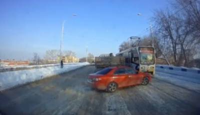 «Карма настигла»: в Кемерове момент ДТП с иномарой и трамваем попал на видео