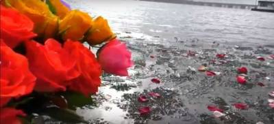 В ледяное джакузи с лепестками роз зовут липчанок в женский день