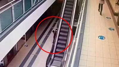 Ребенок упал с эскалатора в ТЦ на юге Москвы (видео)