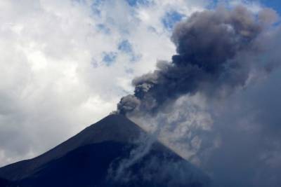 В Гватемале началось извержение вулкана Пакая: фото, видео