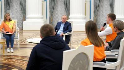 «Для открытой и честной борьбы мнений»: Путин поддержал более активное участие волонтёров в политике