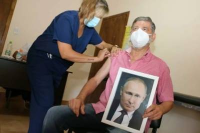 Мэр аргентинского города привился с портретом Путина в руках
