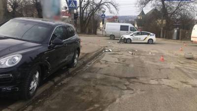 Крайне дорога авария: в Черновцах полицейский Prius протаранил Porsche – фото