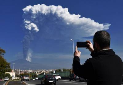 Столб пепла на 12 километров: в Италии снова произошло извержение вулкана Этна
