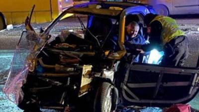 В Киеве Smart лоб в лоб влетел в маршрутку с пассажирами