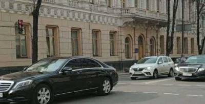 Кортеж Порошенко нарушил правила дорожного движения в центре Киева