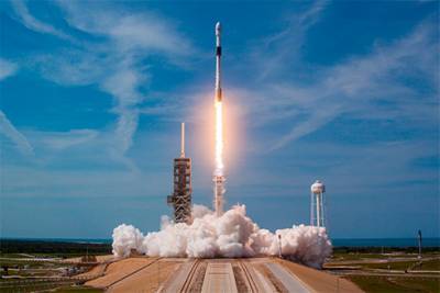 SpaceX празднует победу: ракета Falcon 9 вывела на орбиту спутники Starlink и вернулась на Землю
