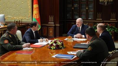 После встречи с Лукашенко министр обороны Беларуси уехал в Россию