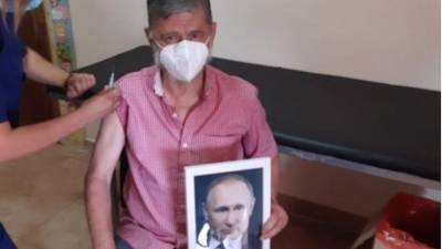 «Я горжусь им»: Мэр аргентинского города привился от COVID-19 с портретом Путина