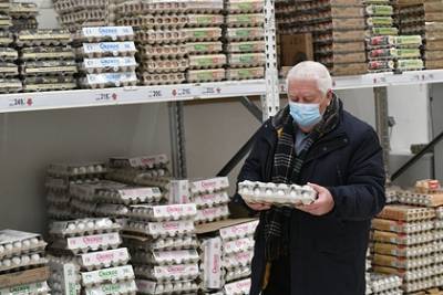 Россиянам назвали сроки снижения цен на яйца и птицу