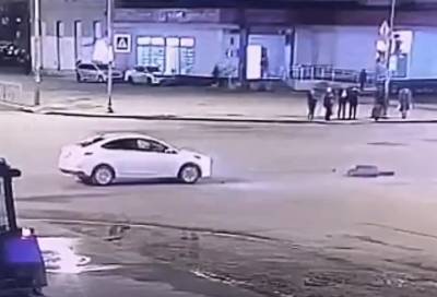 В сеть попала запись того, как мужчину сносит такси на пешеходном переходе в Петербурге