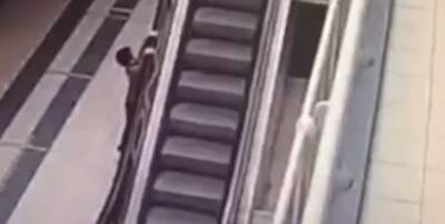 В Москве в ТЦ 4-летний мальчик зацепился за перила эскалатора с внешней стороны и упал, видео - ТЕЛЕГРАФ