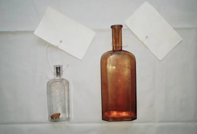На Замковом острове в Выборге обнаружены старинные аптекарские бутылочки