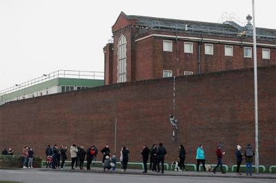 Оскар Уайльд - Бэнкси опубликовал видео создания граффити на здании тюрьмы в Рединге - aif.ru - Ирландия