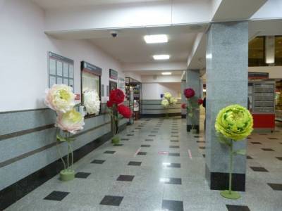 Жительницам Кузбасса на вокзалах будут дарить цветы и угощать шоколадом