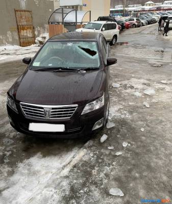 Во дворе на Есенина в Южно-Сахалинске на машину упал лед с шестиэтажки