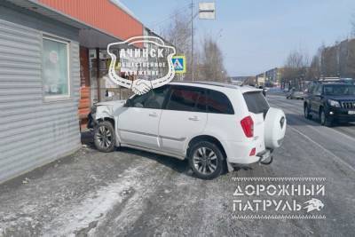 В Ачинске машина протаранила остановку: погиб пенсионер