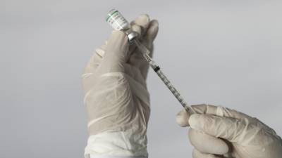 Кожные побочки выявили у привитых вакциной компании Moderna