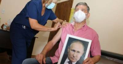 Мэр аргентинского города вакцинировался от коронавируса с портретом Путина в руках