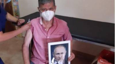 Мэр аргентинского города вакцинировался «Спутник V», держа фото Путина в руках